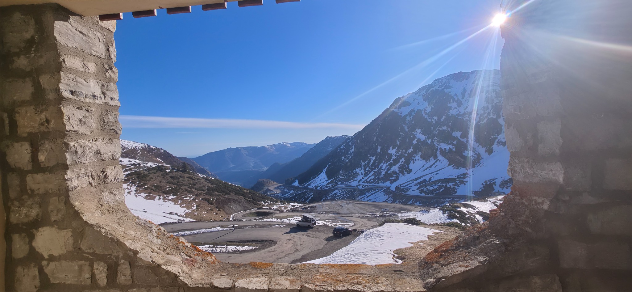 Vue dégagée sur la vallée et la montagne depuis le balcon