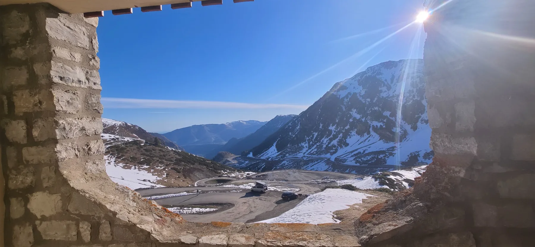 Vue dégagée sur la vallée et la montagne depuis le balcon