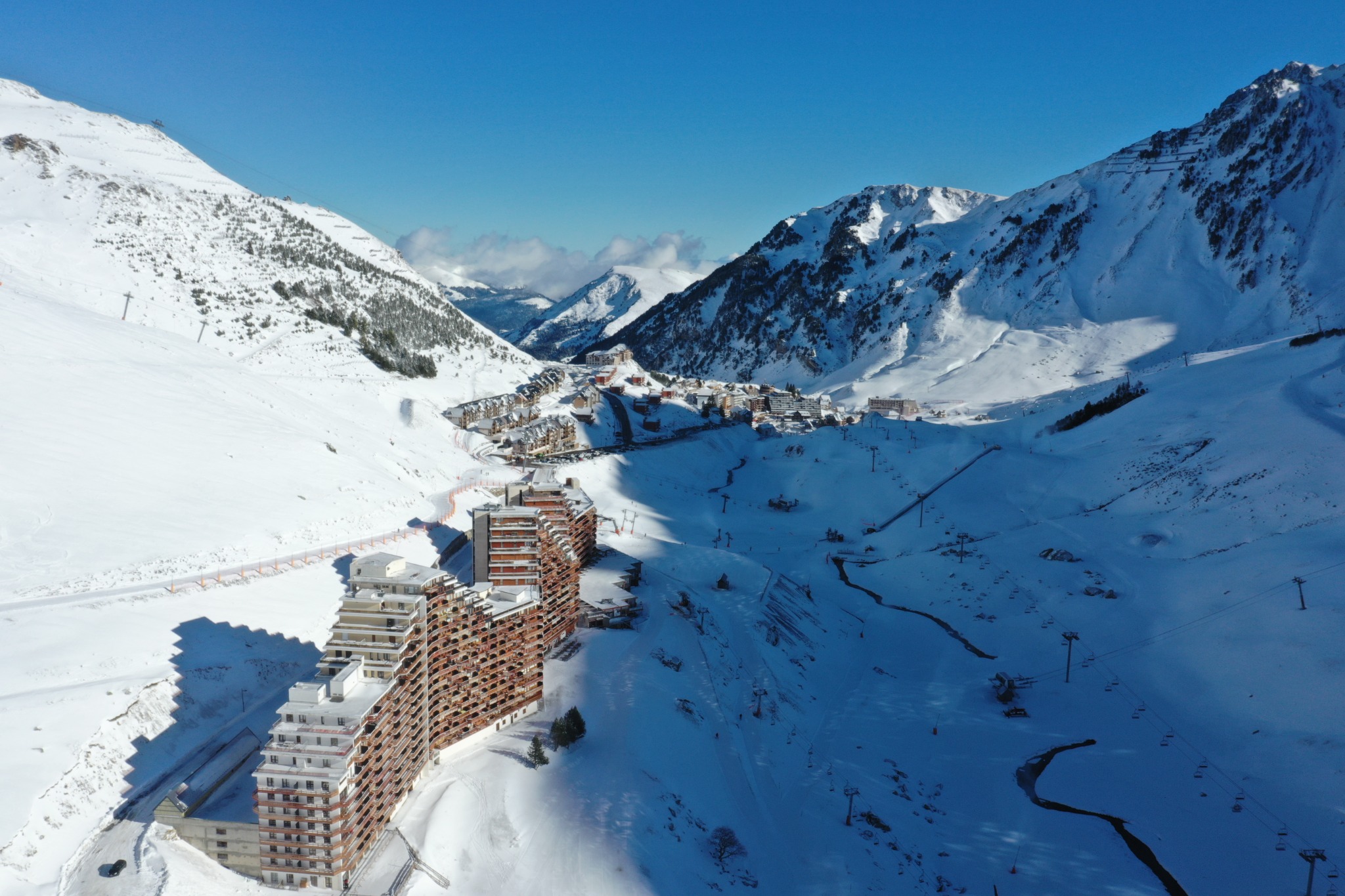 Vue drone de la station enneigée