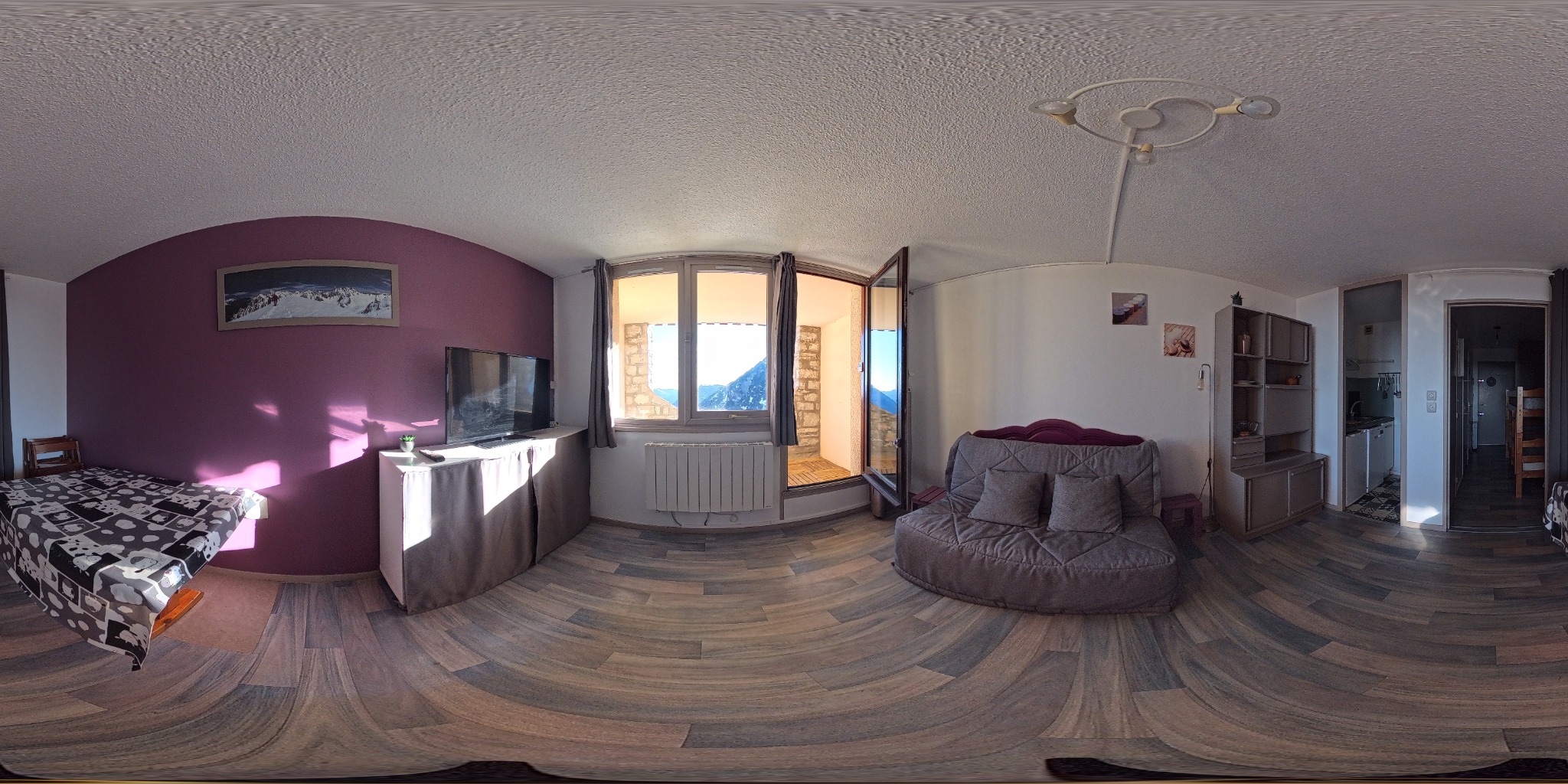 Vue 360 du salon avec vue montagne