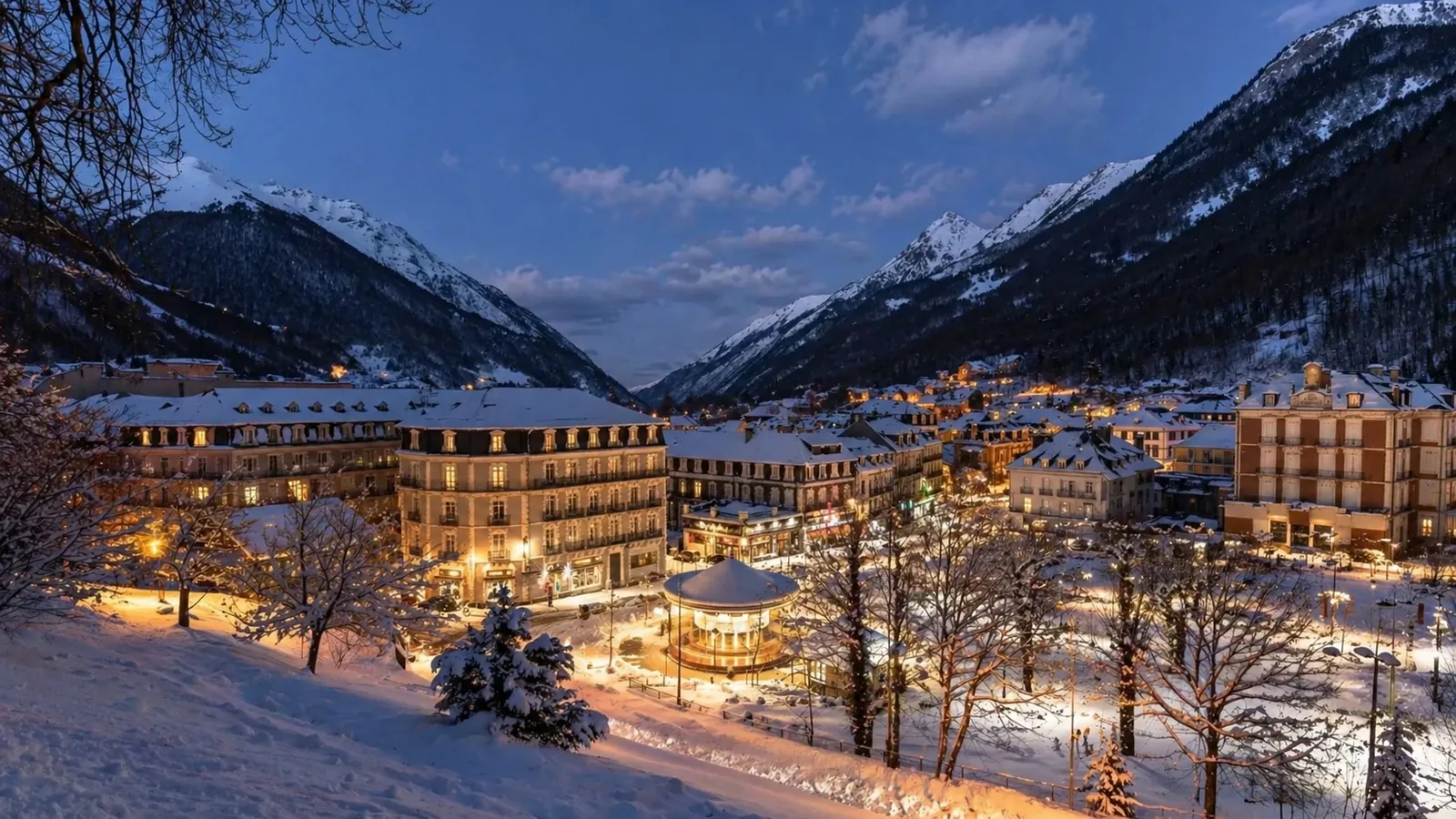 Vue du village de Cauterets dans une vallée pyrénéenne, avec maisons de montagne et sommets en arrière-plan