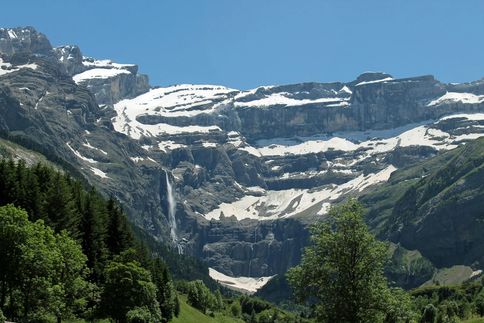Cirque de Gavarnie à Gavarnie-Gèdre avec cascade, sommets enneigés et vallée de montagne dans les Hautes-Pyrénées