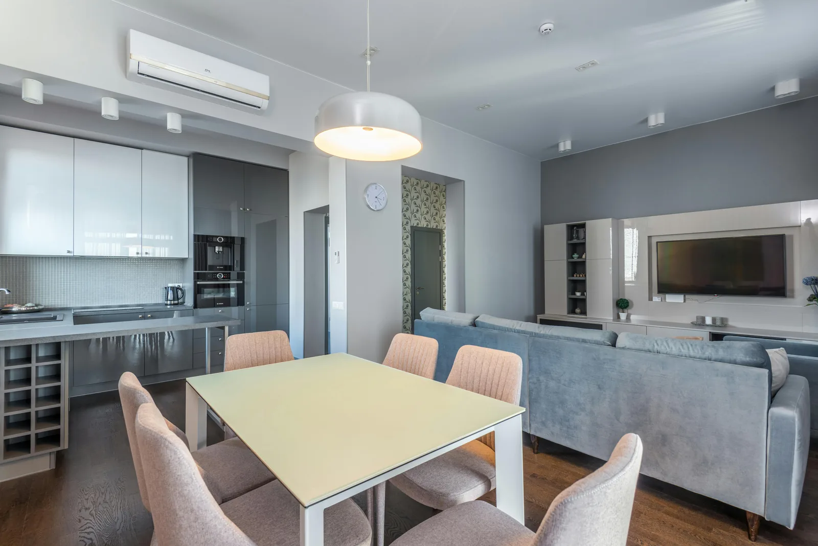 Intérieur lumineux d’un hébergement meublé illustrant la structuration d’une location saisonnière rentable en France