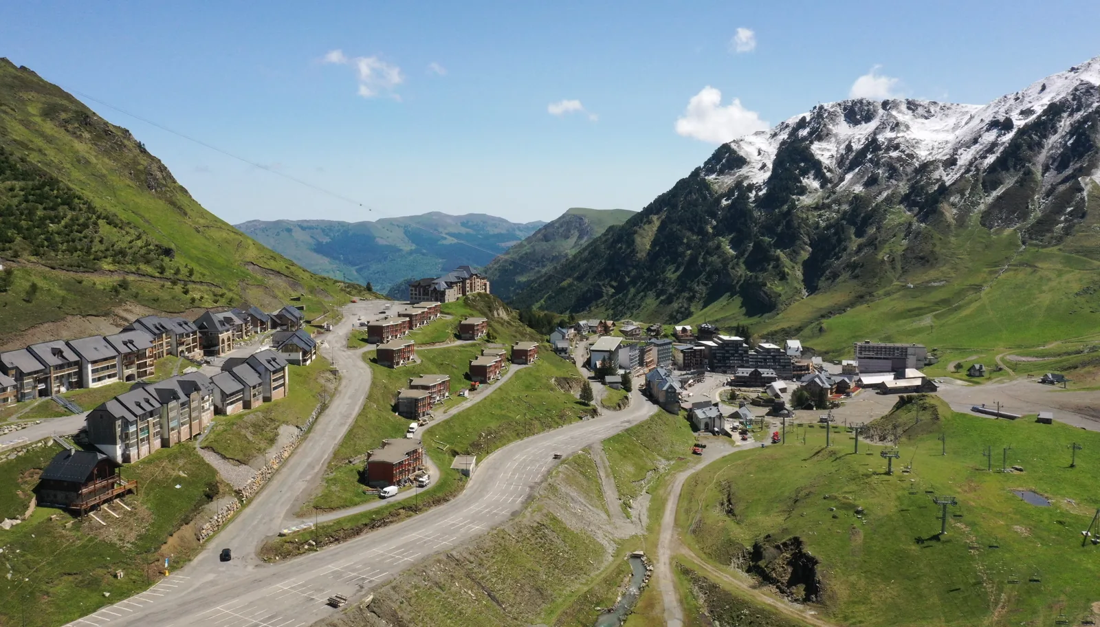 Vue aérienne de la station de La Mongie avec résidences, accès, remontées mécaniques et relief du Grand Tourmalet