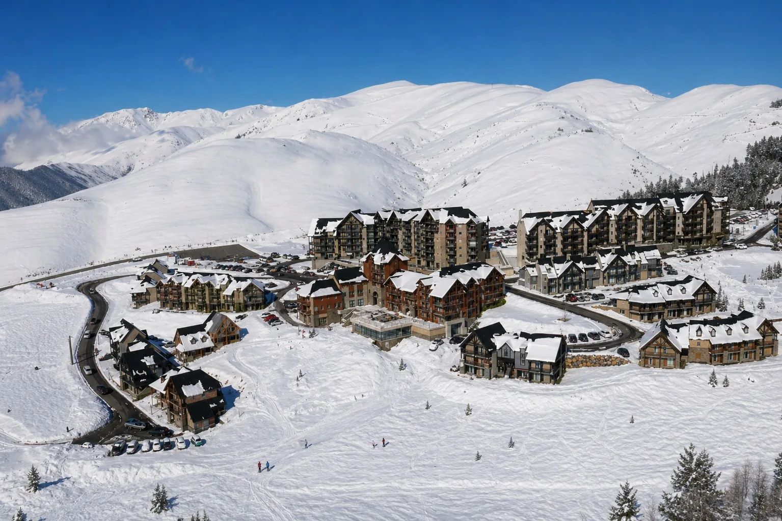 Vue de la station de Peyragudes en hiver avec résidences, pistes, accès routiers et montagnes enneigées